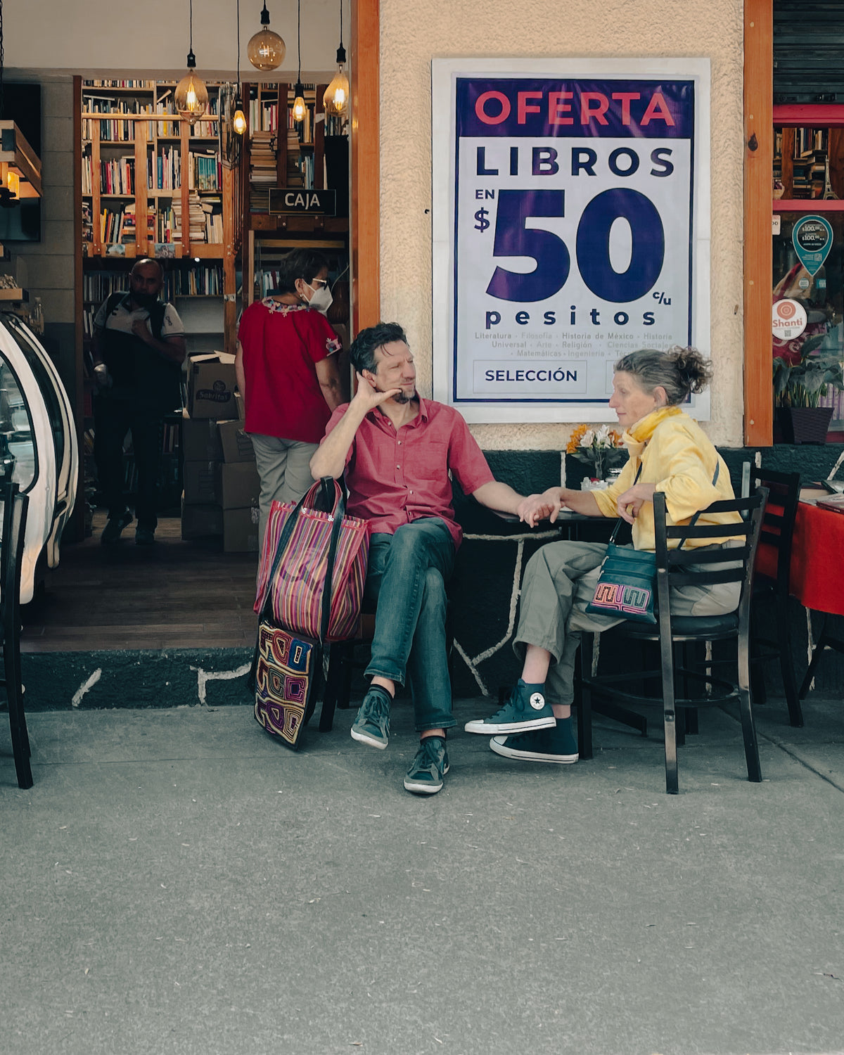 Bajío 156: Un Refugio Literario en el Corazón de Roma Sur
