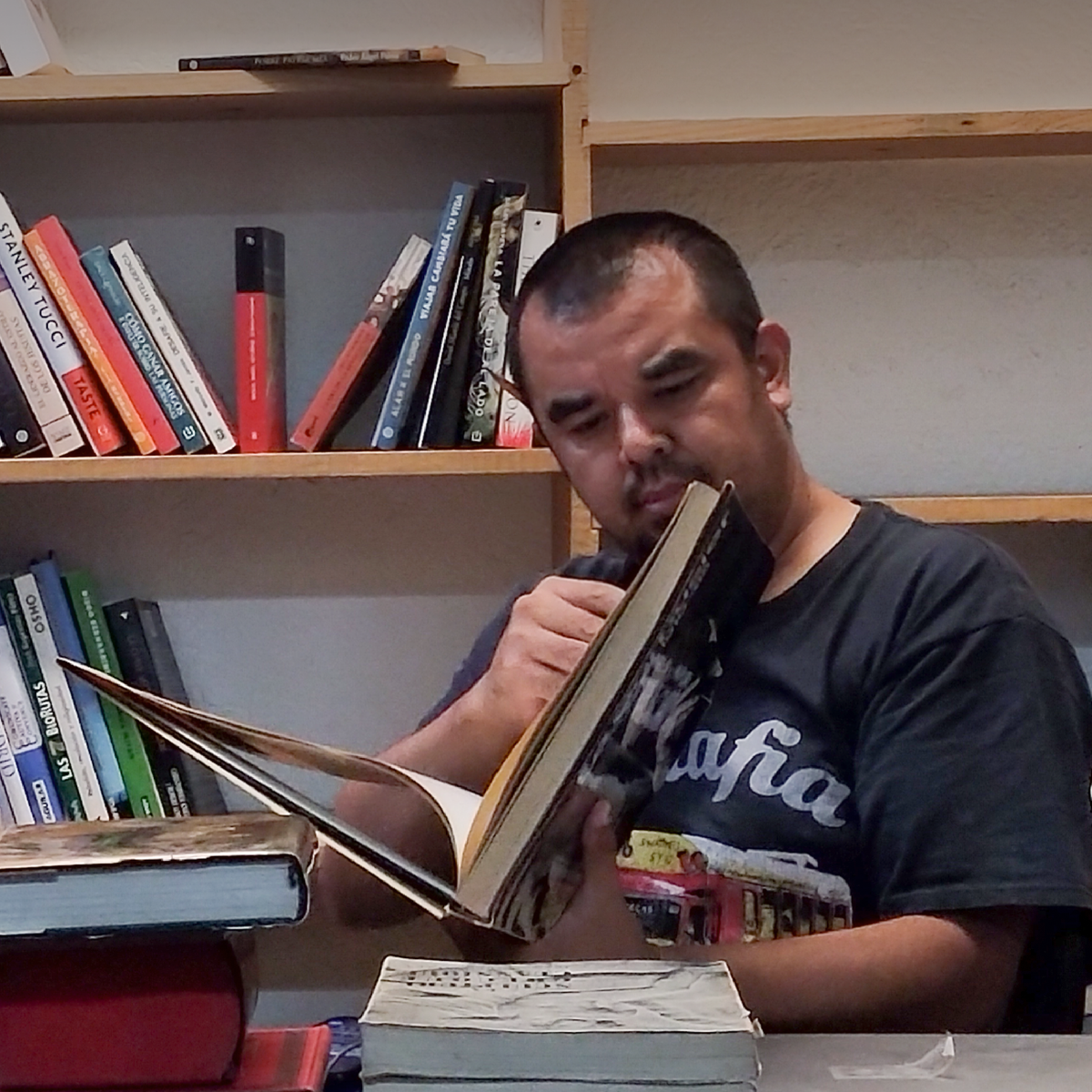 Los Secretos Entre Cajas: Preparativos para la Feria del Libro en el Kiosco Morisco